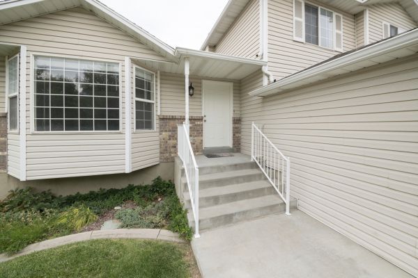 White Vinyl Siding Replacement in Baytown
